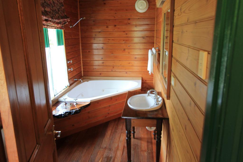 Kerrellie Cottages 2, 4 & 8 Reid Street Strahan Room photo